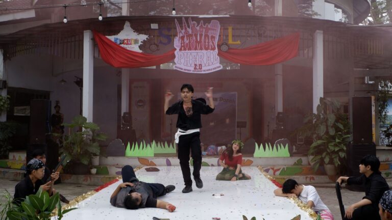 Adu Pertunjukkan, Kelompok Praktikum Kajian Kawasan HI UMM Persembahkan Pentas Budaya Sejarah yang Filosofis