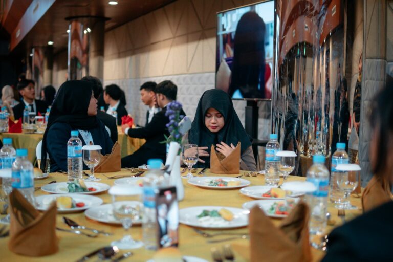 Mahasiswa HI UMM Praktikkan Etiket Jamuan Makan Berstandar Internasional Melalui Short Course Table Manner