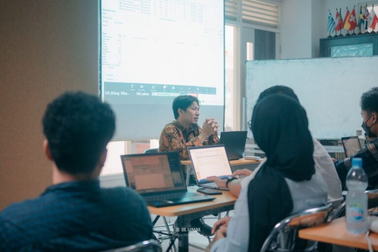 Perkuat Keterampilan Metodologi, Prof Gonda Yumitro Latih Mahasiswa HI UMM Gunakan Software Penunjang Penelitian