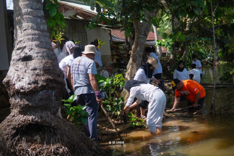 Wujudkan Kesadaran Peduli Lingkungan, Prodi HI UMM Gelar Praktikum Konservasi Pantai Kondang Merak