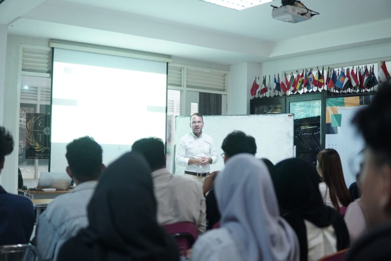 HI UMM Gelar Kuliah Interaktif Erasmus+ dengan Akademisi Portugal