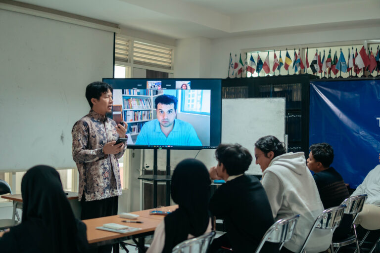 Di Balik Gemerlap Hallyu: Dosen University of Melbourne Ungkap Ketimpangan Sosial Lewat Bahasa di Kelas HI UMM
