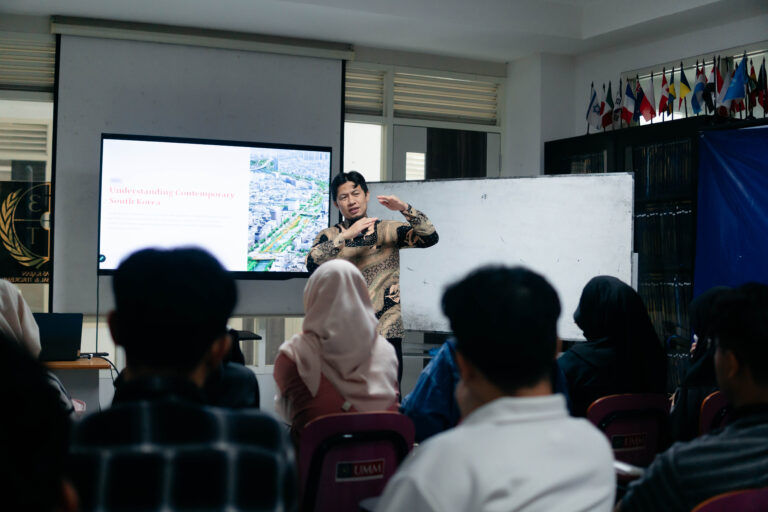 Dari Pekerja Migran hingga Penikmat K-Pop: Guru Besar HI UMM Bedah Realitas Kehidupan Muslim di Korea Selatan